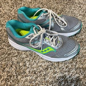 Women’s tennis shoes